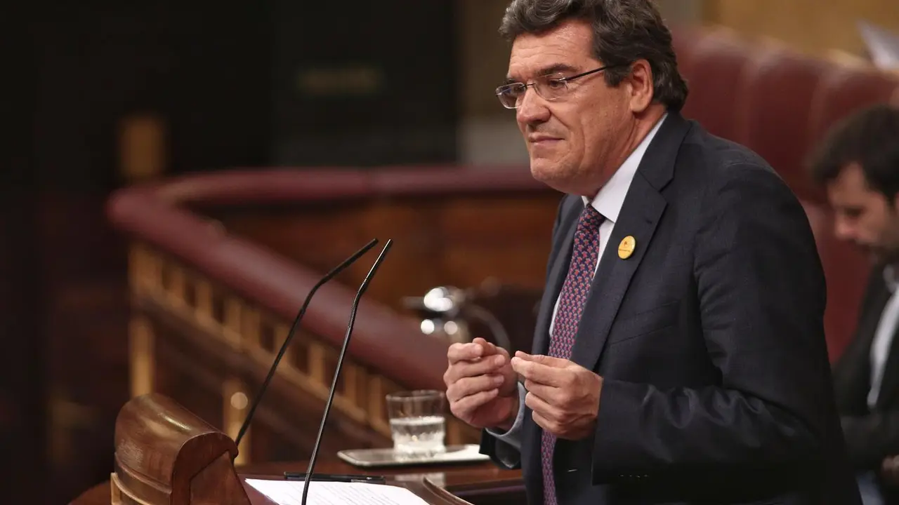 El Ministro de Inclusi&oacute;n, Seguridad Social y Migraciones, Jos&eacute; Luis Escriv&aacute;, interviene durante el pleno celebrado en el Congreso de los Diputados donde han tratado el Real Decreto del Ingreso M&iacute;nimo Vital, en un acto posterior a la sesi&oacute;n de Control al G