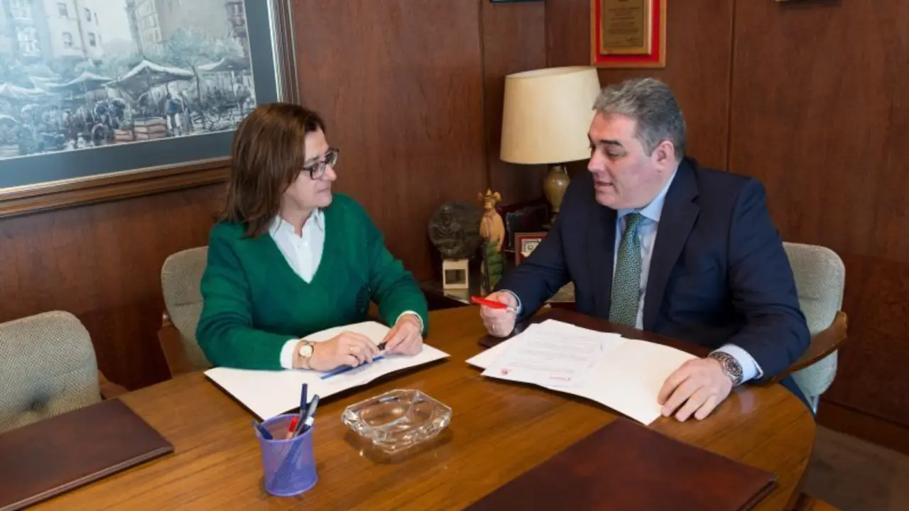 Reuni&oacute;n mantenida en la C&aacute;mara de Comercio de Torrelavega.