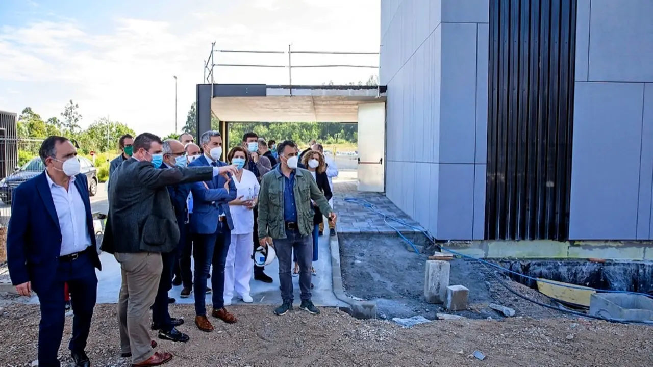 Autoridades y responsables del hospital visitando la zona de obras. / alerta