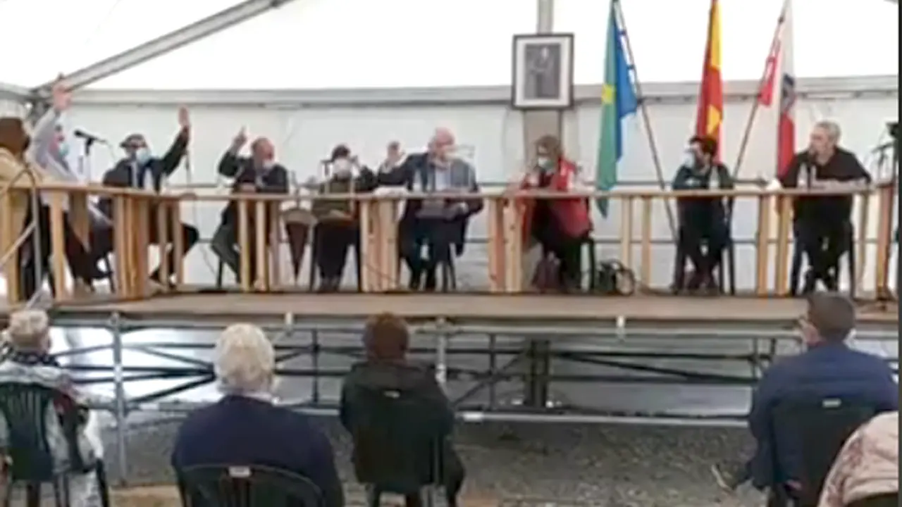 Momento de la votaci&oacute;n en el pleno celebrado hoy en Guriezo.