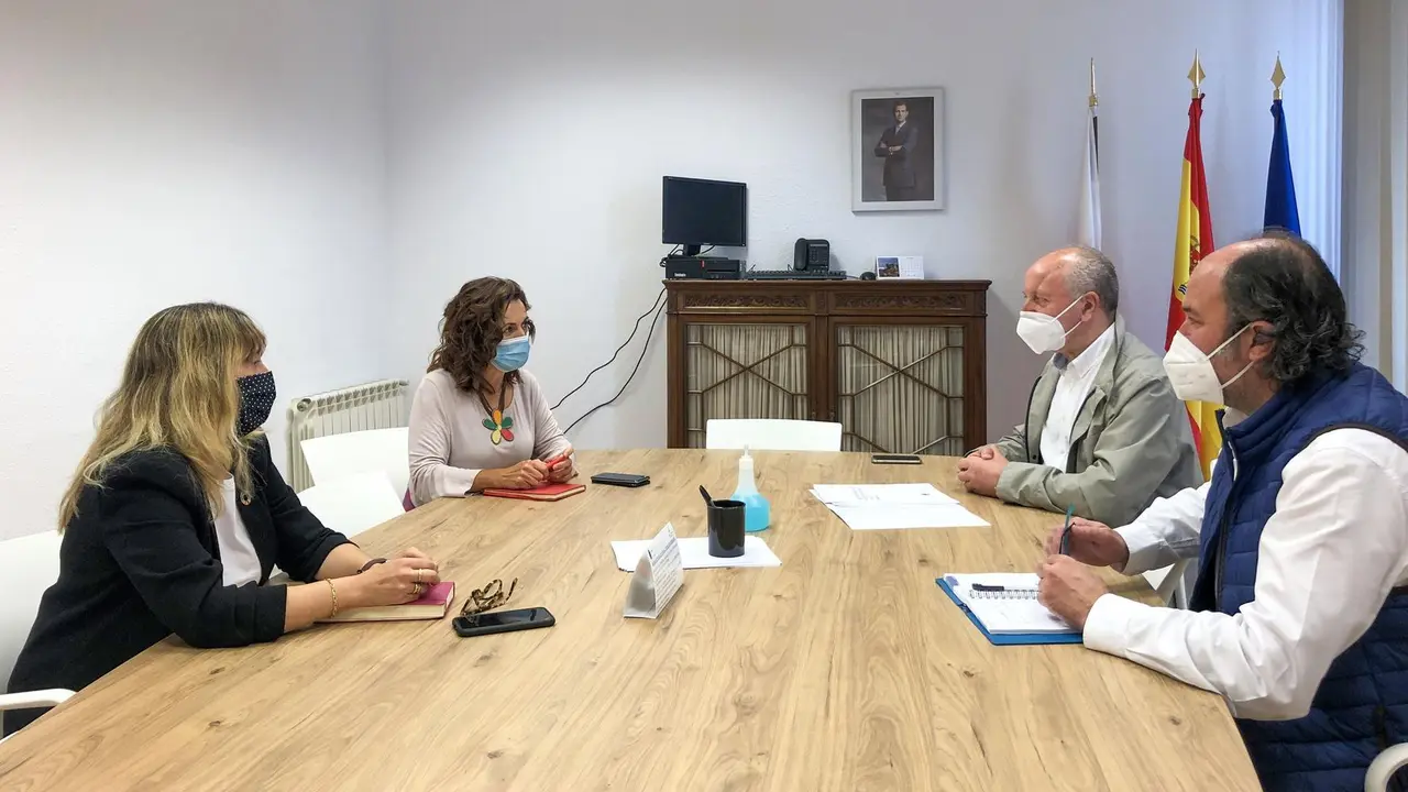 
10:00 h.- Sede de la Consejer&iacute;a de Empleo y Pol&iacute;ticas Sociales, Castelar 5
La consejera de Empleo, Ana Bel&eacute;n &Aacute;lvarez recibe al alcalde de Reinosa.
cobertura de foto 
 16 JUNIO 2020 &copy; Oficina de comunicaci&oacute;n