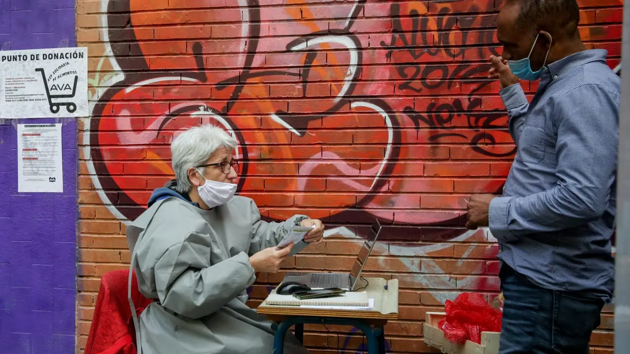 Voluntarios de la Asociaci&oacute;n de Vecinos Parque Aluche, en el reparto de cajas de alimentos y producto. En Aluche, Madrid, (Espa&ntilde;a), a 16 de mayo de 2020.