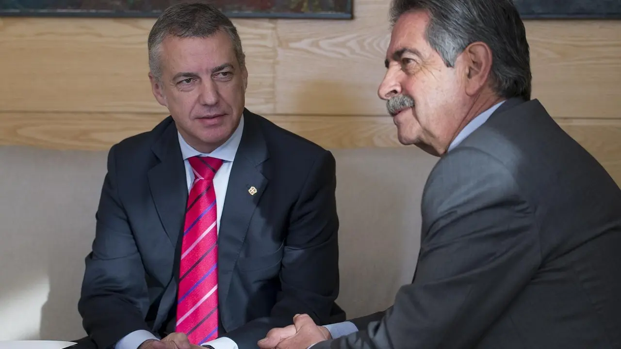 El Lehendakari, I&ntilde;igo Urkullu, y el presidente de Cantabria, Miguel &Aacute;ngel Revilla