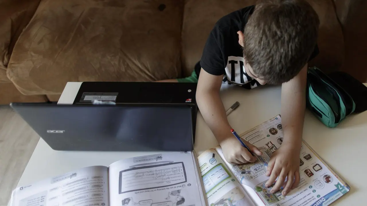 Un alumno de Primaria hace los deberes. Archivo