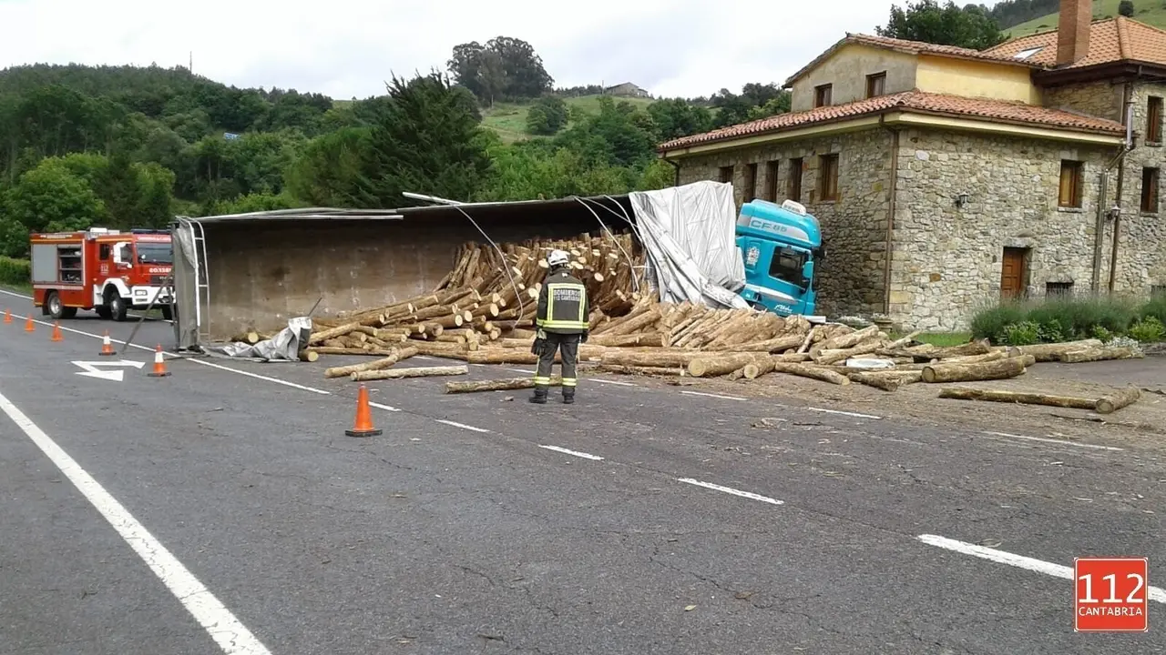Un cami&oacute;n se sale de la v&iacute;a en Hazas de Cesto