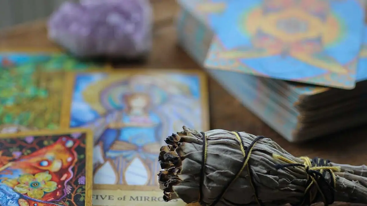 Tarot 806 barato. Solo calidad y videntes de confianza. Foto Unsplash.