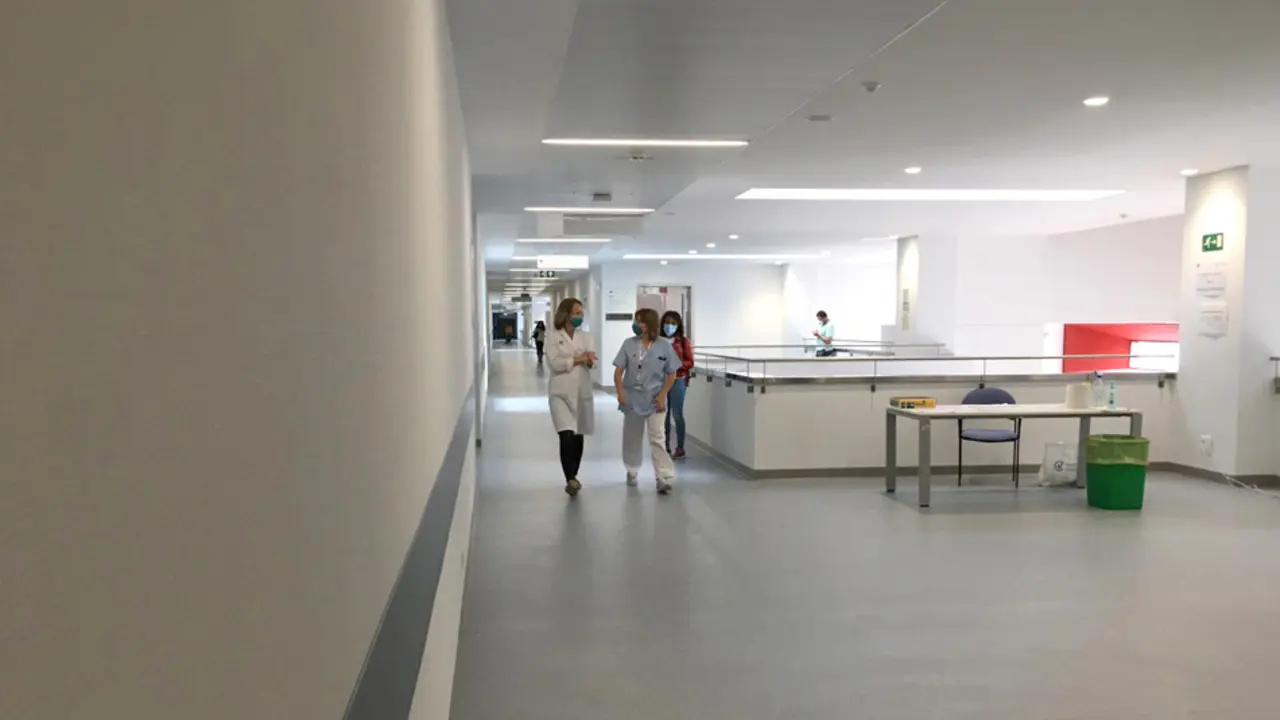 Dos sanitarios caminan por un pasillo del Hospital Marqu&eacute;s de Valdecilla en el d&iacute;a de hoy. / S.D.