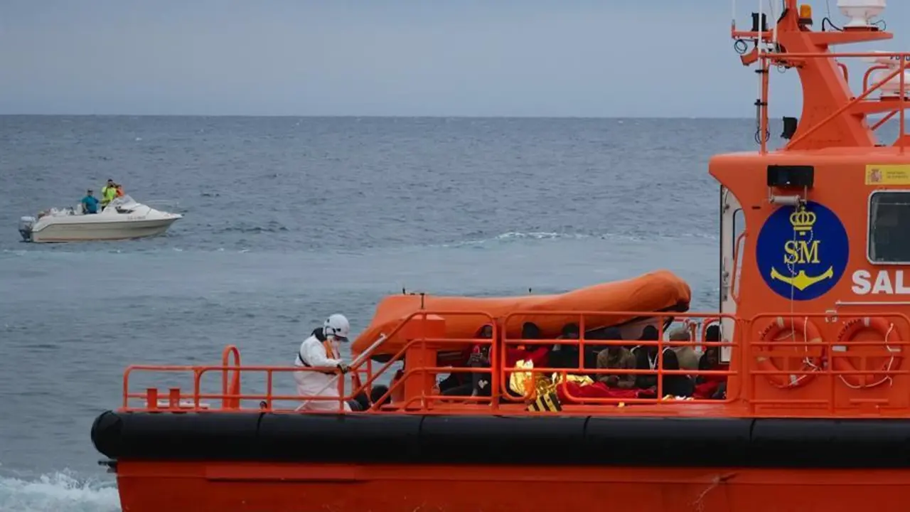 La embarcaci&oacute;n de Salvamento Mar&iacute;timo "Salvamar Mizar" el domingo pasado durante el rescate de una patera al sur de la isla de Fuerteventura. EFE/Carlos De Sa&aacute;