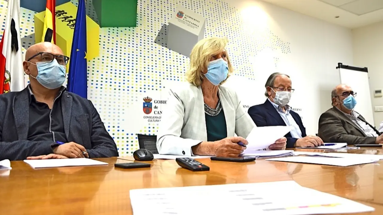 La consejera Lomb&oacute; en la Mesa Sectorial de Educaci&oacute;n. / alerta