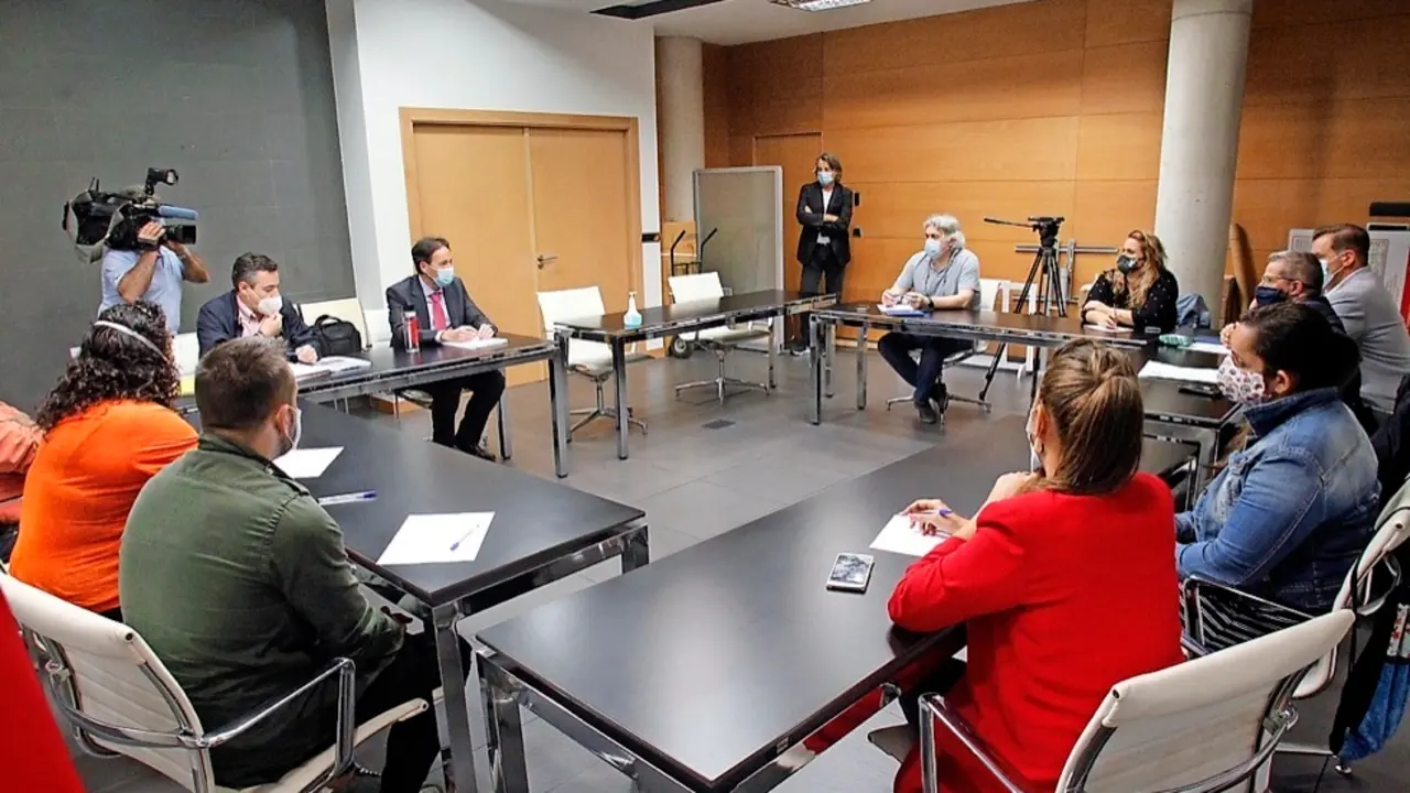 Un momento de la reuni&oacute;n mantenida ayer en la Consejer&iacute;a de Obras P&uacute;blicas. / jos&eacute; ram&oacute;n