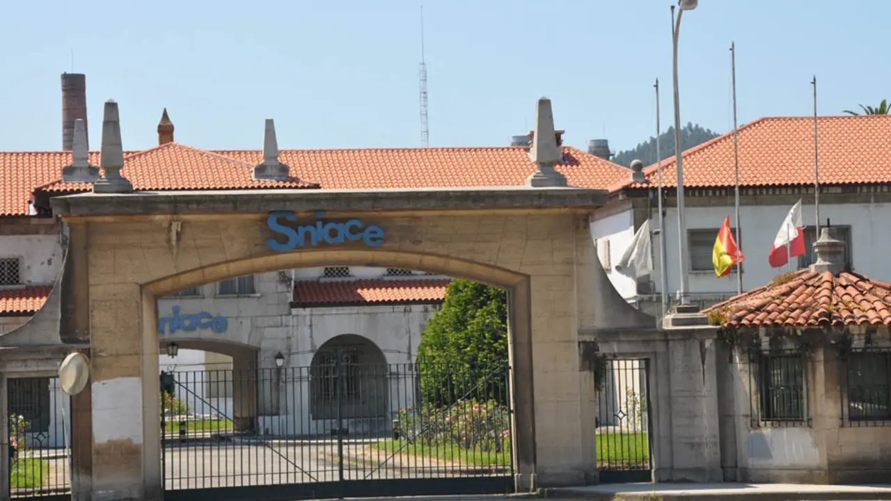 Vista de la entrada a la f&aacute;brica de Sniace, Torrelavega. / S.D.