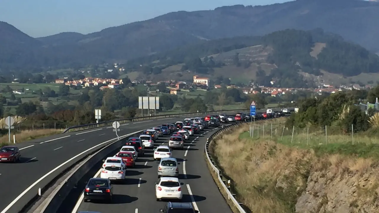 La autov&iacute;a A-8 ya registra retenciones de siete kil&oacute;metros entre las localidades c&aacute;ntabras de Colindres y Laredo