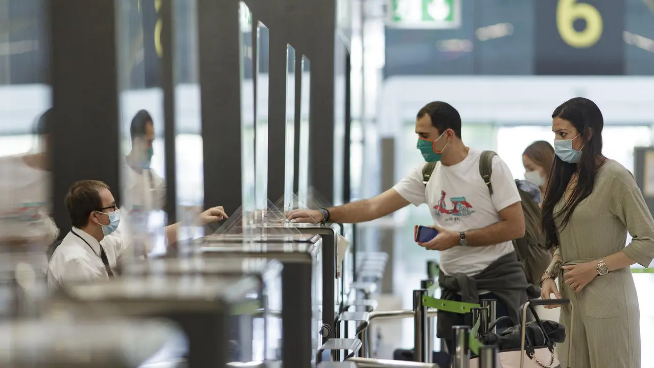 Pasajeros con sus maletas en las instalaciones de la Terminal T4 del Aeropuerto Adolfo Su&aacute;rez Madrid-Barajas. 