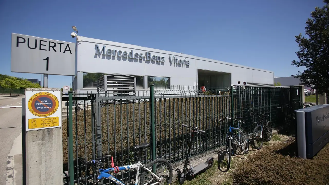 La planta de Mercedes de Vitoria vuelve a trabajar a tres turnos, entrada del segundo turno por primera vez en meses. Entran los trabajadores de Mercedes y otras empresas que trabajan en la planta. Todos los trabajadores han recibido mascarilla de protecci&oacute;n y se les ha tomado la temperatura con una c&aacute;mara t&eacute;rmica. La entrada ha sido &aacute;gil y sin aglomeraciones.