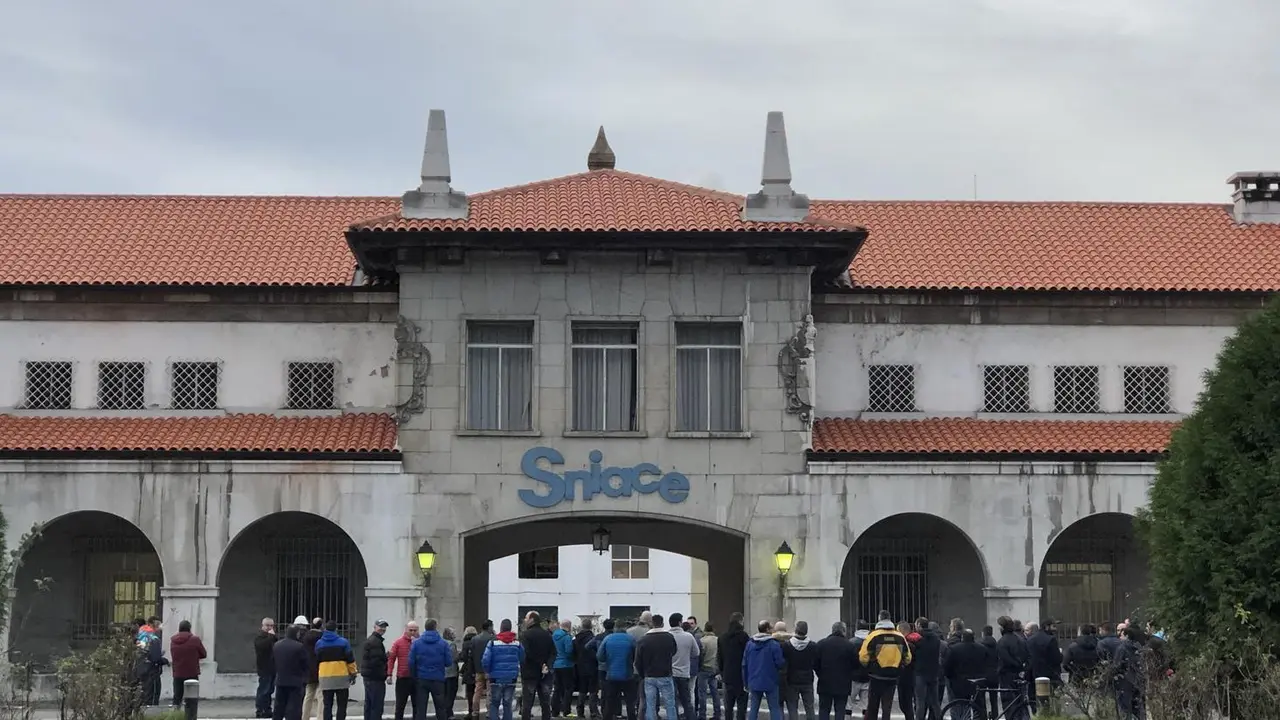 Trabajadores de Sniace se concentran en la f&aacute;brica