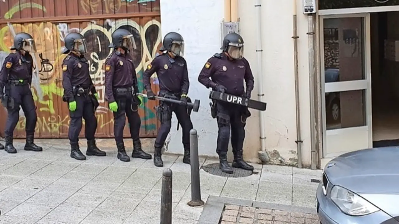 Agentes de la Polic&iacute;a Nacional durante la intervenci&oacute;n. / alerta