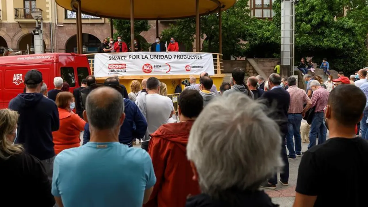 TORRELAVEGA, 19/06/2020.- Los extrabajadores de Sniace, quienes han pedido apoyo a la sociedad de Torrelavega y a los representantes pol&iacute;ticos para que se mantenga la unidad productiva durante la liquidaci&oacute;n, durante una concentraci&oacute;n este viernes, a la espera que llegue un proyecto industrial serio, con futuro y quede al margen de las posibles especulaciones. en Torrelavega, Cantabria. EFE/Pedro Puente Hoyos