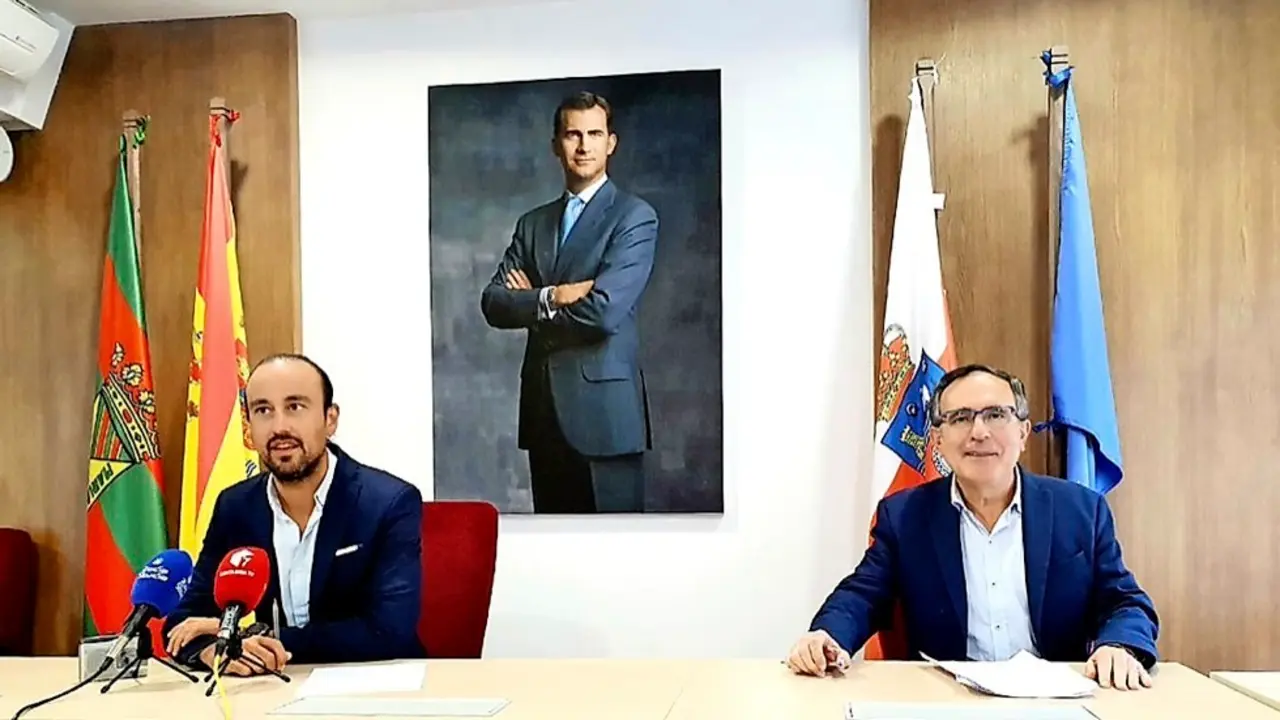 Javier L&oacute;pez Estrada y Jos&eacute; Manuel Cruz Viadero durante la rueda de prensa. / alerta