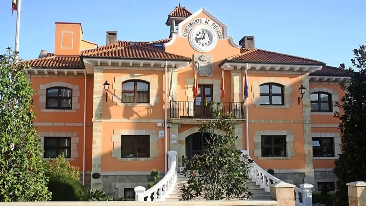 Fachada del Ayuntamiento de Pi&eacute;lagos. / alerta