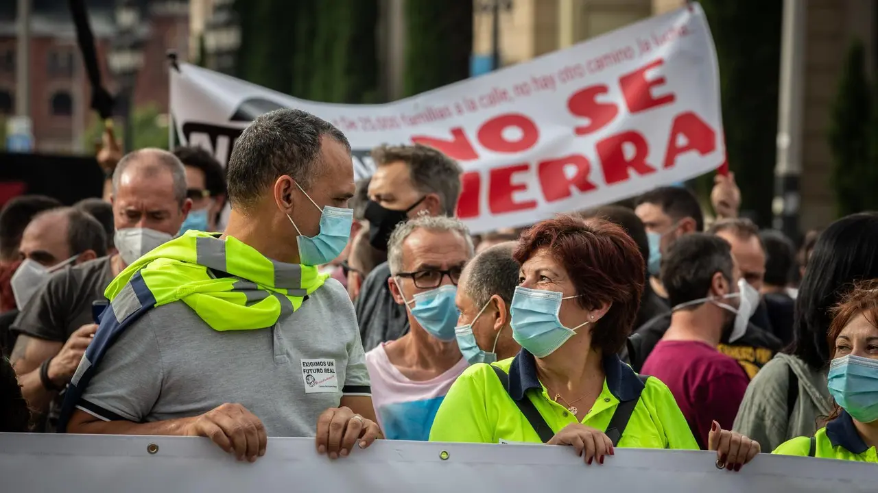 Una multitud de personas durante una nueva manifestaci&oacute;n de trabajadores de Nissan, esta vez en la Plaza de Espa&ntilde;a.