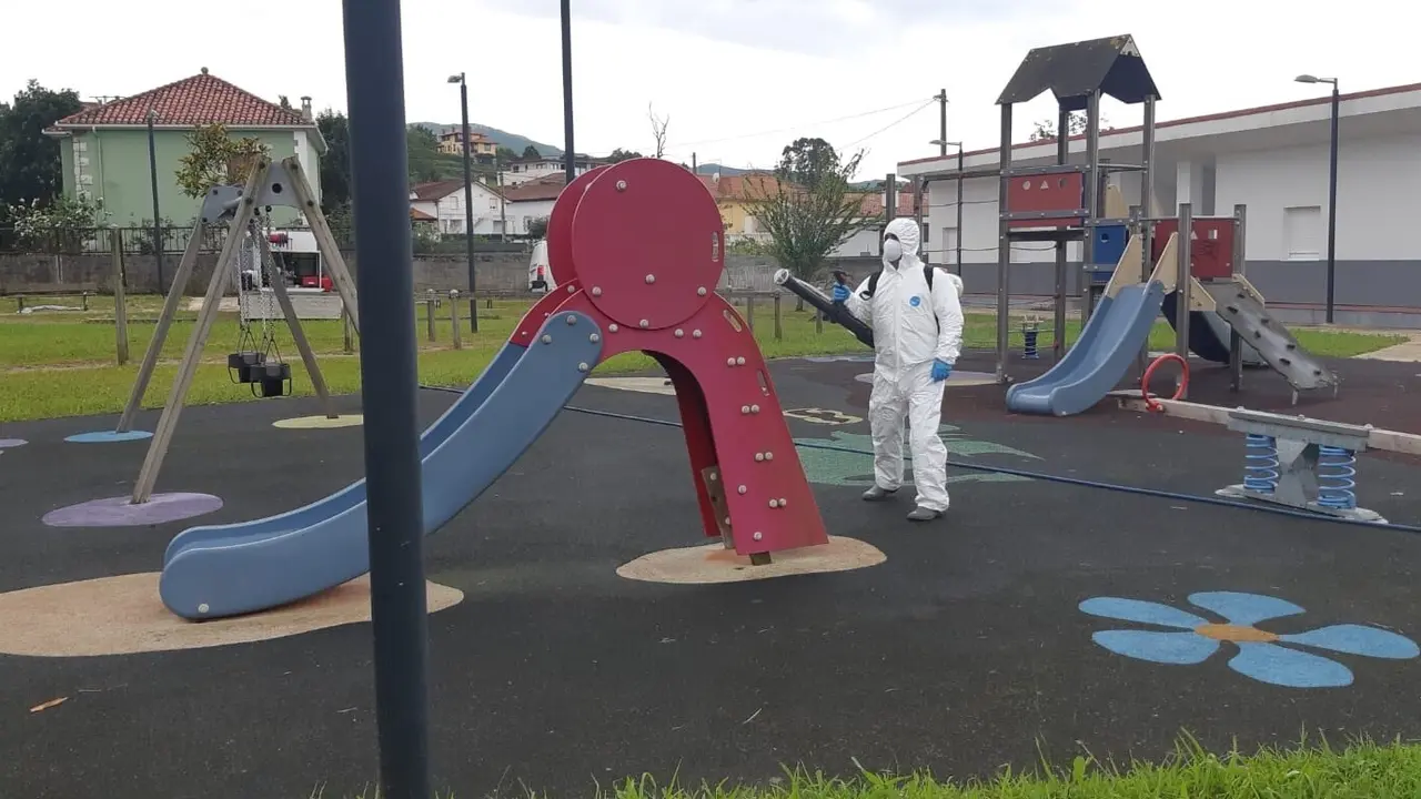 Labores de limpieza y desinfecci&oacute;n de un parque infantil en Marina de Cudeyo
