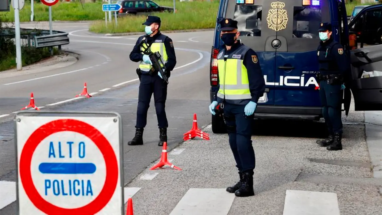 Control de la Polic&iacute;a Nacional en una jornada del estado de alarma a causa de la pandemia del coronvirus. /J.L. Cereijido/Archivo