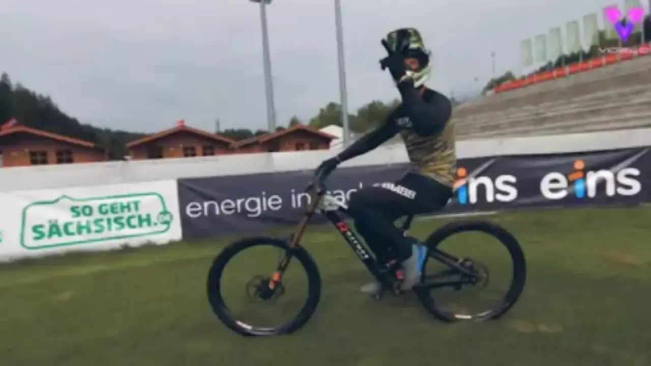 As&iacute; fue el intento de r&eacute;cord Guinness de salto de longitud en mountain bike de Johannes Fischbach - YOUTUBE/VIDELO/CINEQUADS
