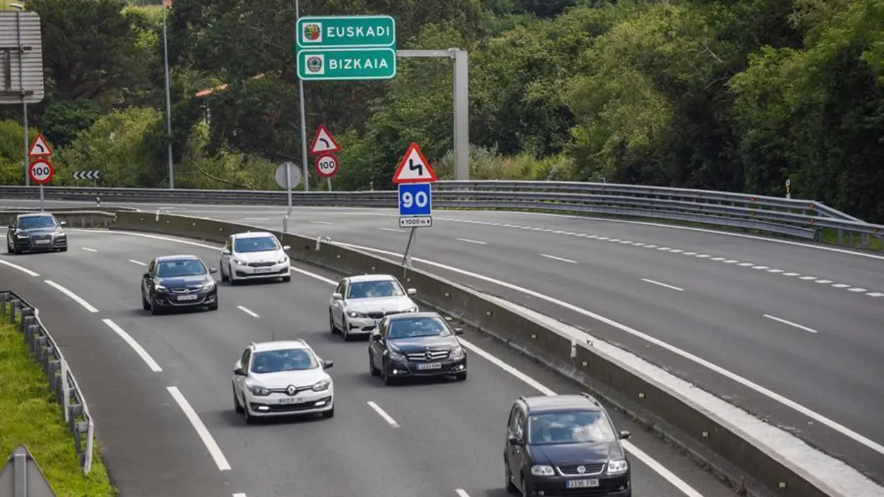 EL HAYA, 19/06/2020.- El tr&aacute;fico circula con bastante densidad y sin incidentes en la autopista AP-8 en el l&iacute;mite entre Bizkaia y Cantabria, a su paso por El Haya (Cantabria), en las primeras horas de la tarde de este viernes, en el se estima que entre 50.000 y 60.000 coches llegar&aacute;n desde Euskadi a Cantabria, donde miles de vascos tienen sus segundas residencias, que no pueden visitar desde que se decret&oacute; el estado de alarma el 15 de marzo. EFEM/iguel To&ntilde;a