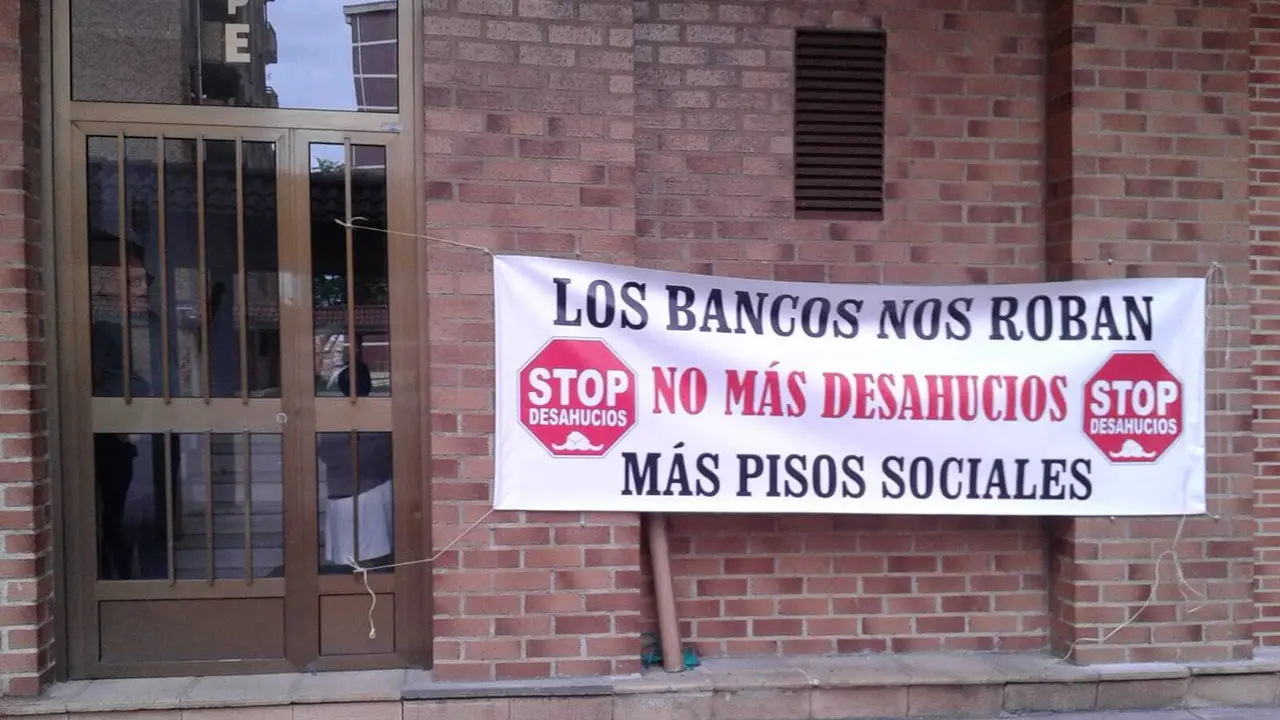 Cartes junto al portal de la casa que estaba pendiente de deshaucio.