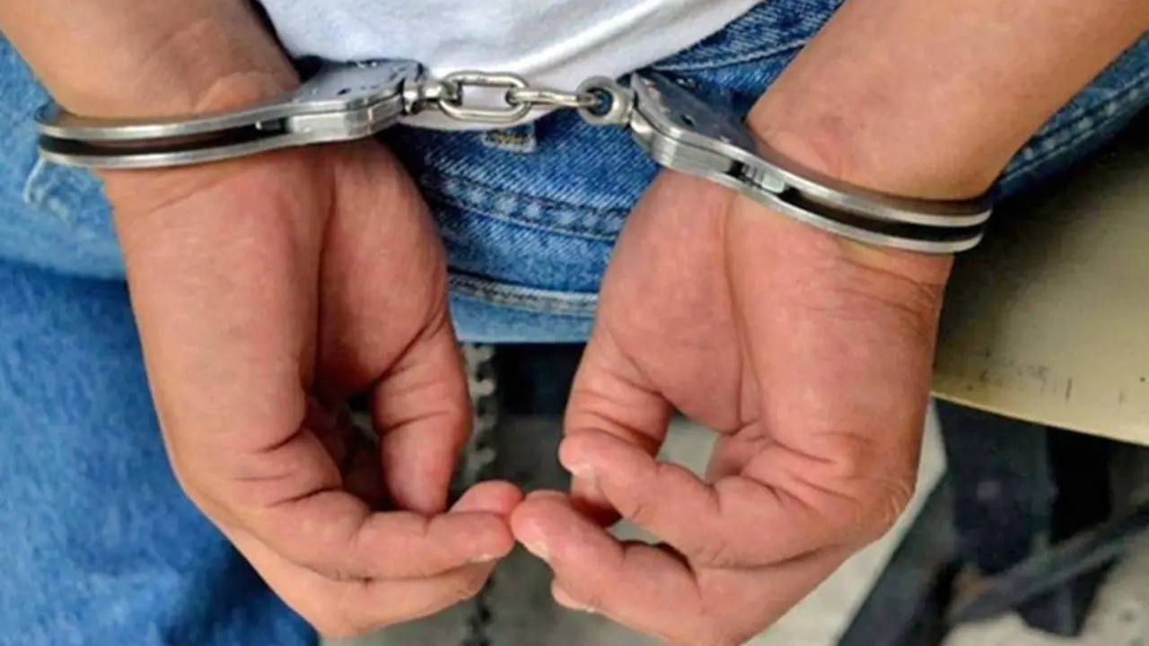 detenido esposas