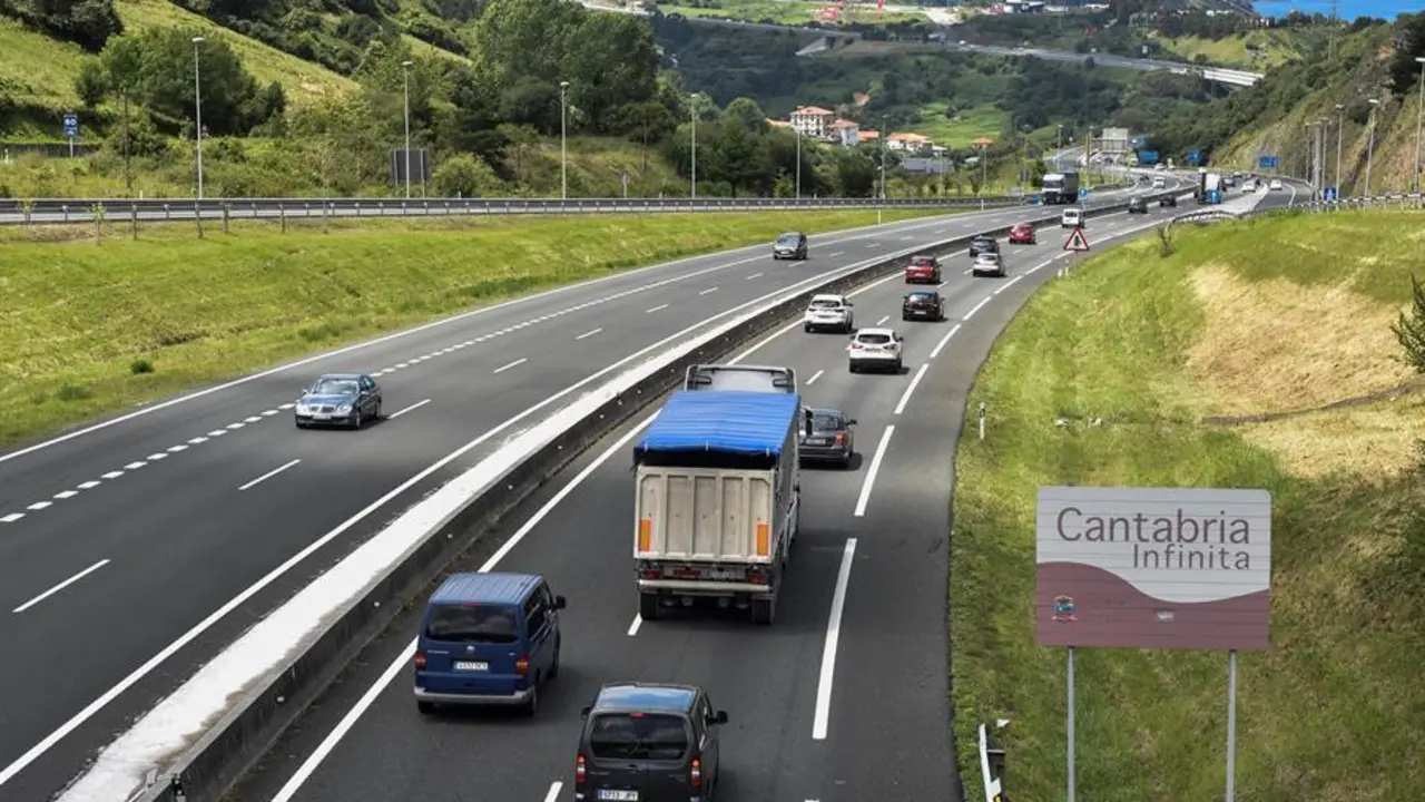 EL HAYA, 19/06/2020.- El tr&aacute;fico circula con bastante densidad y sin incidentes en la autopista AP-8 en el l&iacute;mite entre Bizkaia y Cantabria, a su paso por El Haya (Cantabria), en las primeras horas de la tarde de este viernes, en el se estima que entre 50.000 y 60.000 coches llegar&aacute;n desde Euskadi a Cantabria, donde miles de vascos tienen sus segundas residencias, que no pueden visitar desde que se decret&oacute; el estado de alarma el 15 de marzo. EFEM/iguel To&ntilde;a
