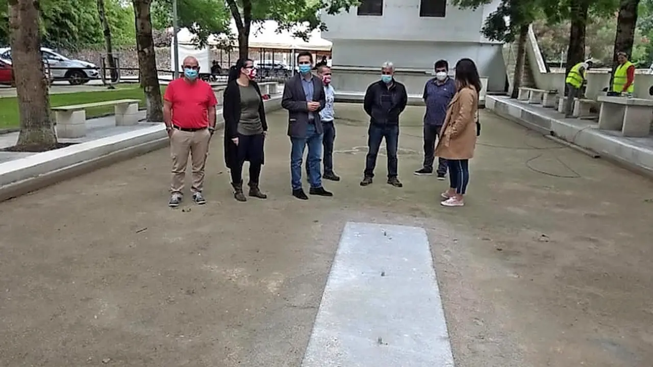 La bolera de Las Fraguas (Arenas de Igu&ntilde;a), donde jugar&aacute; sus partidos la Pe&ntilde;a Andros La Serna, tendr&aacute;n un corro renovado tras las obras de mejora en las que el Gobierno est&aacute; invirtiendo m&aacute;s de 32.600 euros. Mario Iglesias, director general de Deportes, visit&oacute; el estado del proyecto junto a los miembros de la Junta Vecinal de Las Fraguas.