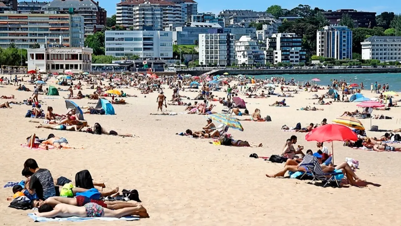 Las playas de la Comunidad Aut&oacute;noma &laquo;son seguras&raquo; y que los sistemas de depuraci&oacute;n &laquo;est&aacute;n funcionando frente al virus&raquo;. / JOS&Eacute; RAM&Oacute;N