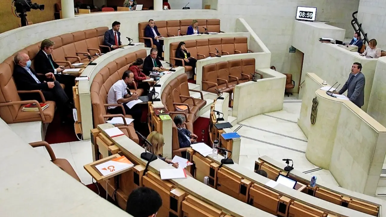 Imagen de archivo de un pleno en el Parlamento. / ALERTA