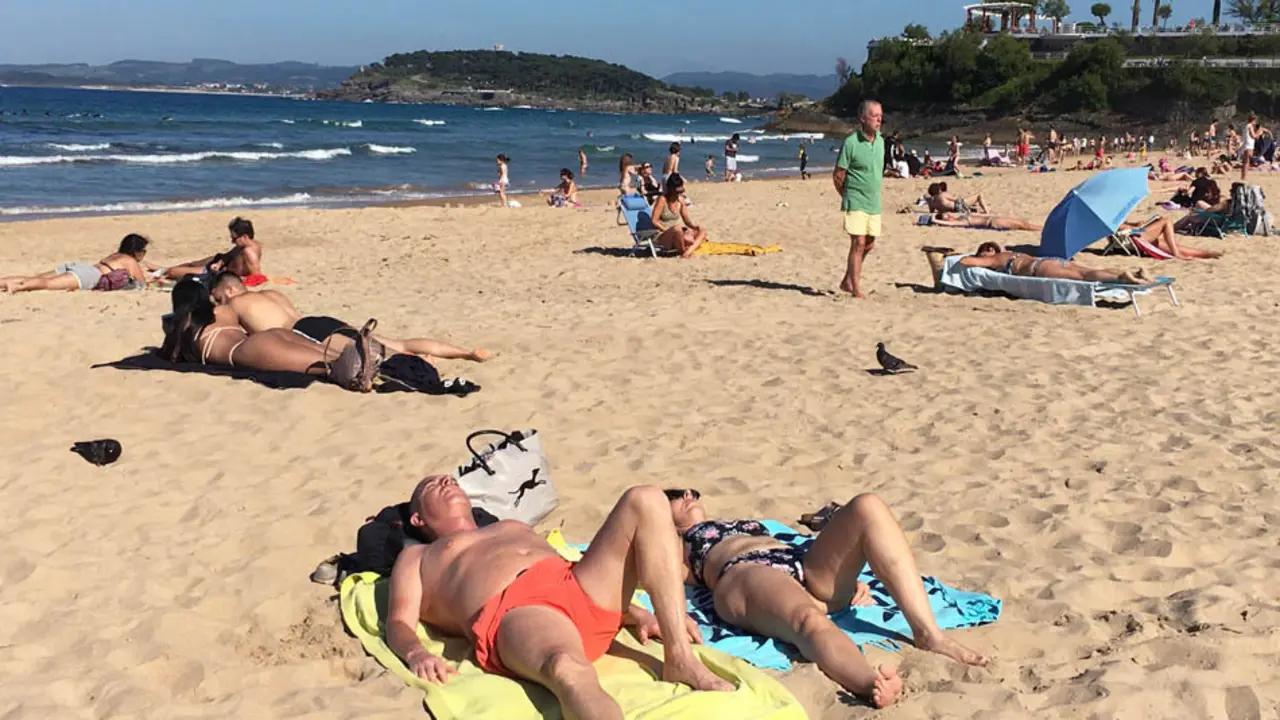 Varias personas disfrutan de la playa del Sardinero, Cantabria. / J. RAM&Oacute;N
