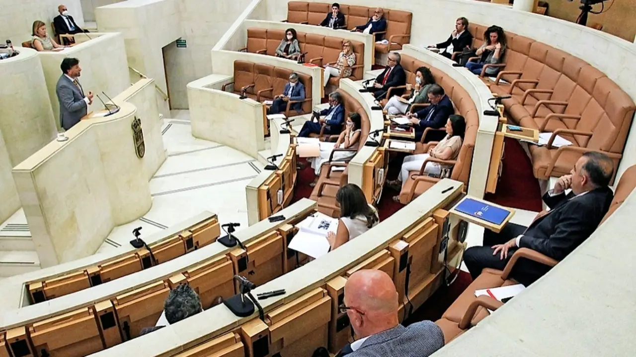 Imagen del pleno celebrado ayer en el Parlamento regional. / jos&eacute; ram&oacute;n