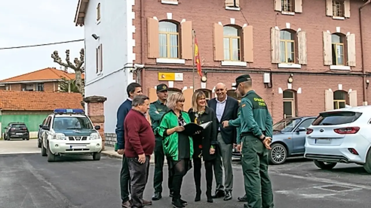Rosa D&iacute;az, Ver&oacute;nica Samperio y Jos&eacute; Manuel Cabrero con varios ediles y guardias civiles en el cuartel de Polanco. / Alerta