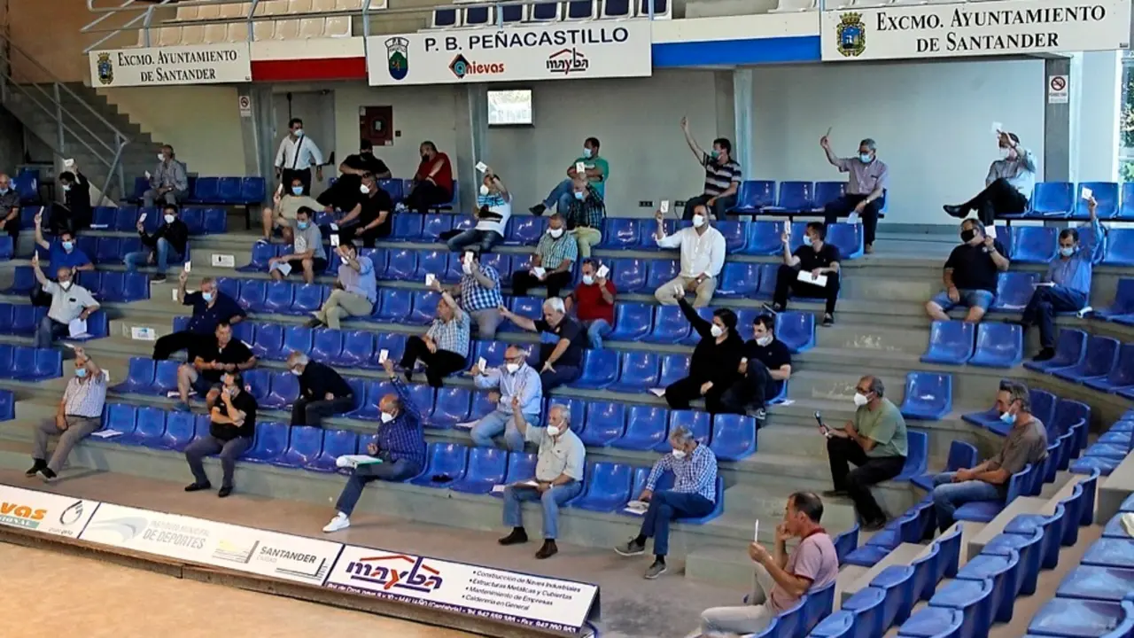 Los asamble&iacute;stas, durante una de las votaciones, ayer en la reuni&oacute;n que tuvo lugar en la bolera Mateo Grijuela. / jos&eacute; Ram&oacute;n
