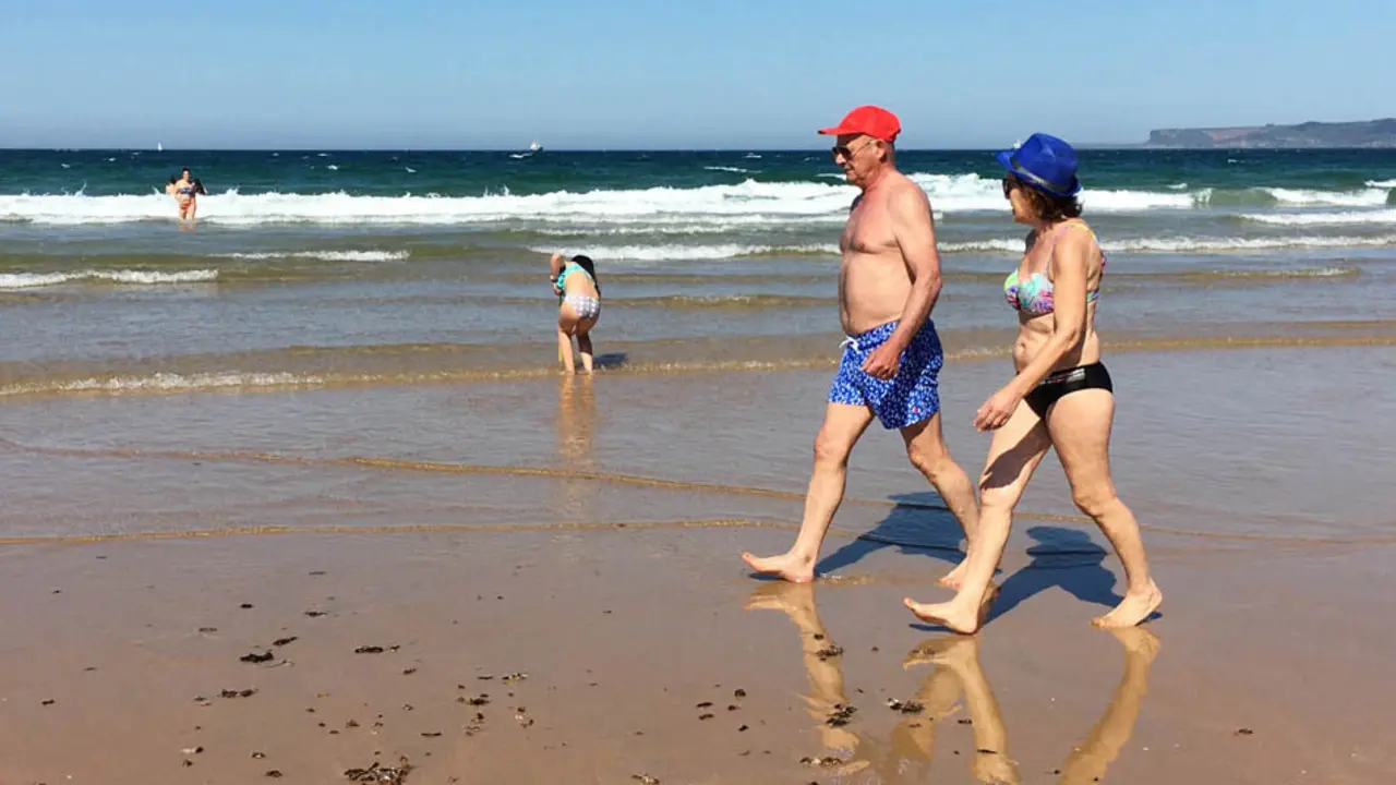 Dos personas pasean por la playa del Sardinero, Cantabria. / J. Ram&oacute;n