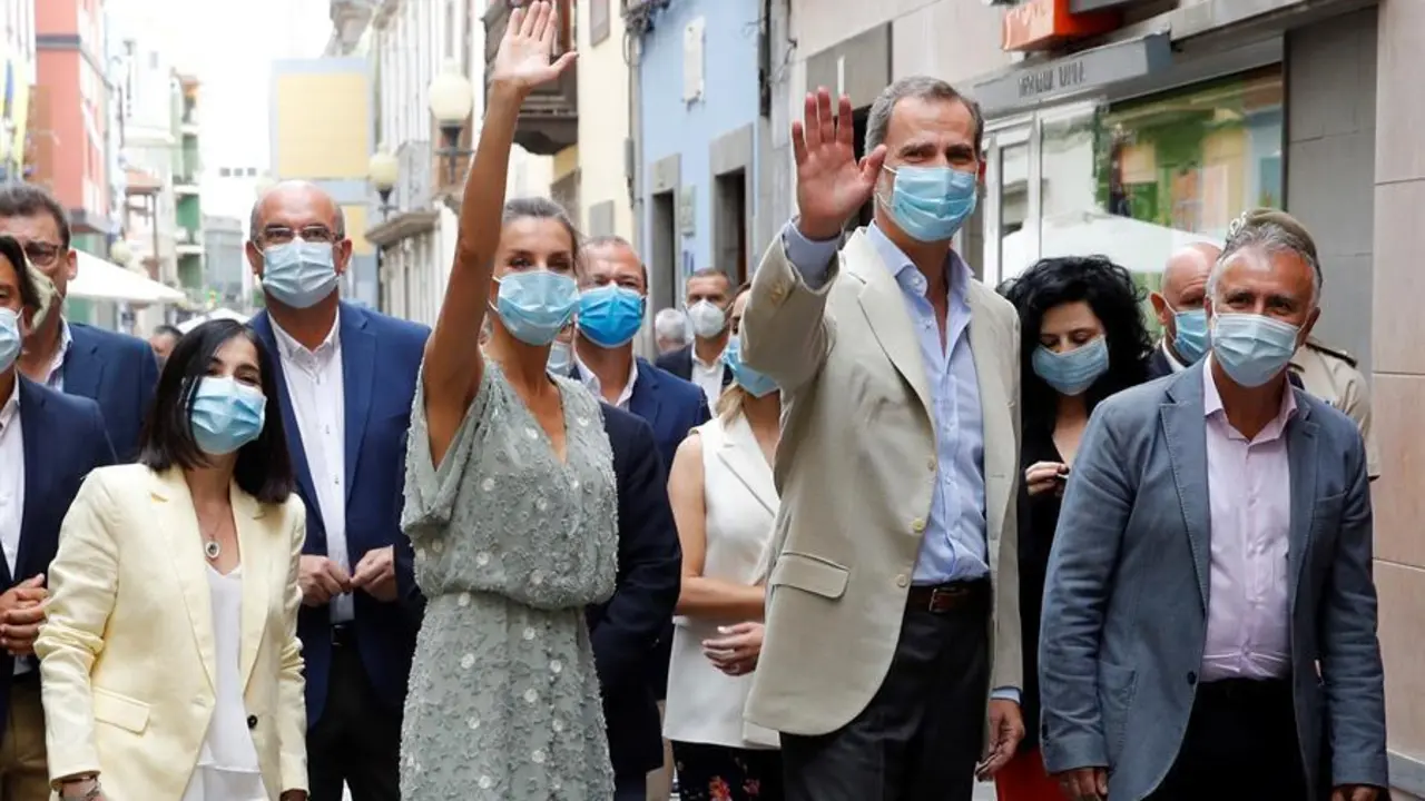 El rey Felipe VI (2d) y la reina Letizia (2i) a su llegada a la Casa-Museo P&eacute;rez Gald&oacute;s junto a la ministra de Pol&iacute;tica Territorial y Funci&oacute;n P&uacute;blica, Carolina Darias (i), y el presidente de Canarias, &Aacute;ngel V&iacute;ctor Torres (d), en su visita a las Palmas de Gran Canaria, este martes. Los reyes inician en Canarias su gira por todas las comunidades aut&oacute;nomas tras el fin del estado de alarma y mantienen reuniones en Gran Canaria y Tenerife con empresarios de los sectores tur&iacute;stico y agrario para conocer su situaci&oacute;n tras la pandemia de coronavirus. EFE/ Ballesteros