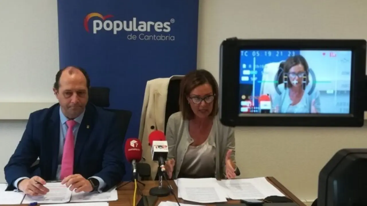 Fern&aacute;ndez - Teijeiro durante la rueda de prensa. / ALERTA