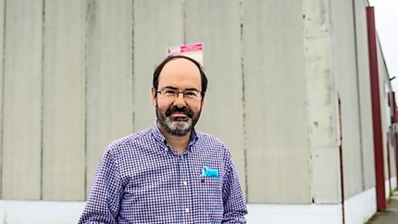 El Concejal de Salud P&uacute;blica, Jos&eacute; Luis Urraca en el matadero de Barreda. / ALERTA