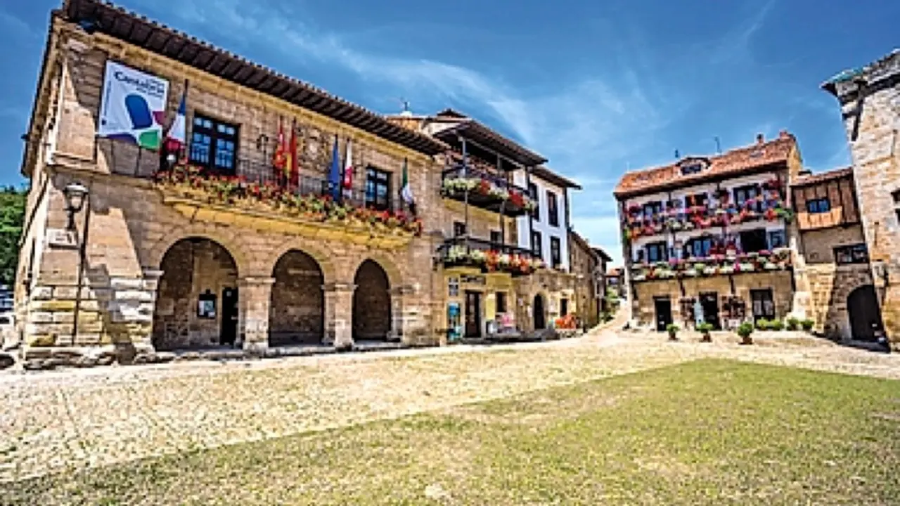 Fachada del Ayuntamiento de Santillana del Mar. / ALERTA