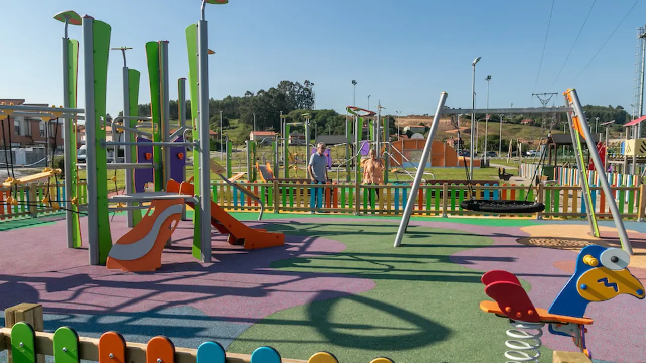 La alcaldesa de Polanco junto al  parque infantil de Rinconeda. / ALERTA