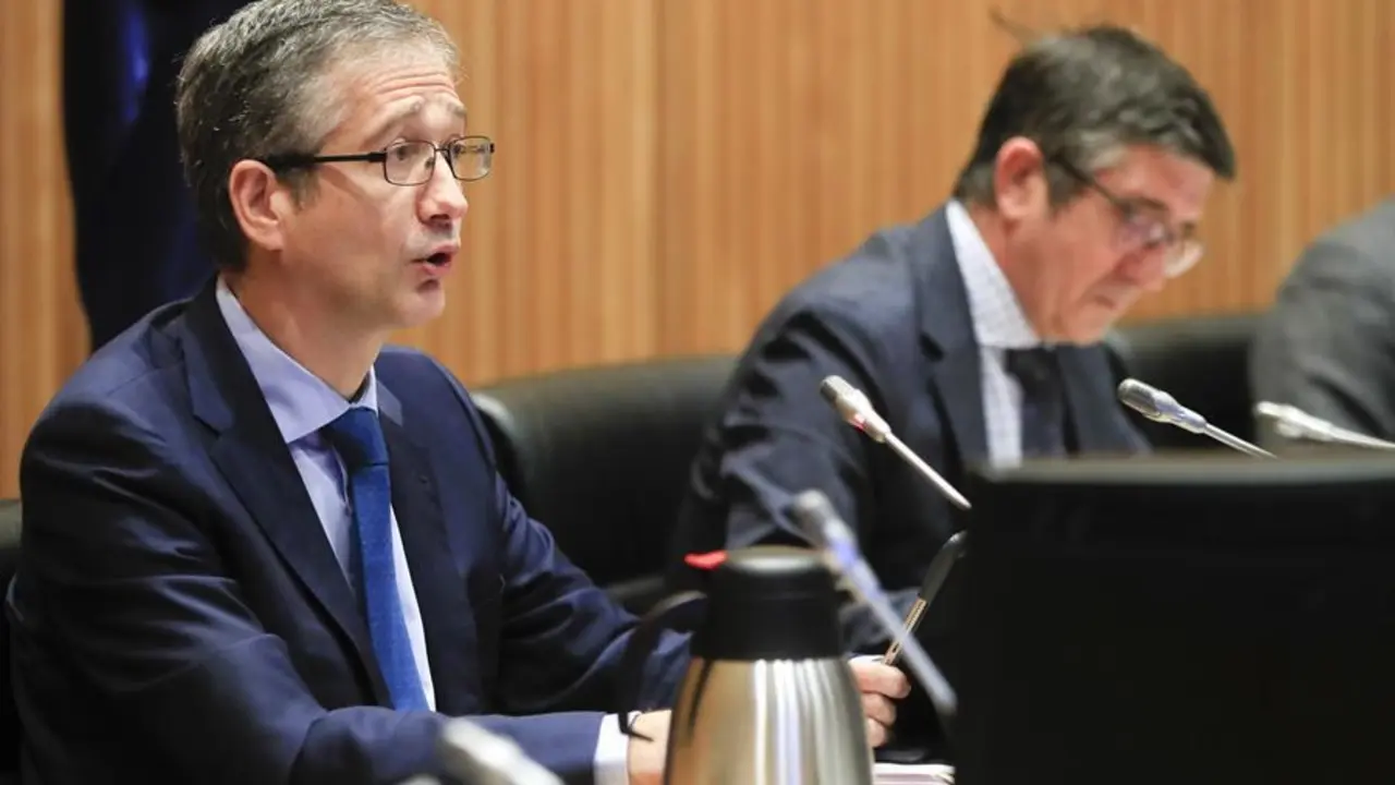 El gobernador del Banco de Espa&ntilde;a, Pablo Hern&aacute;ndez de Cos (i), comparece este martes. EFE/Fernando Alvarado