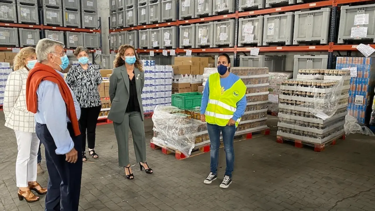La delegada del Gobierno en Cantabria, Ainoa Qui&ntilde;ones, durante la visita al Banco de Alimentos de Cantabria. / ALERTA
