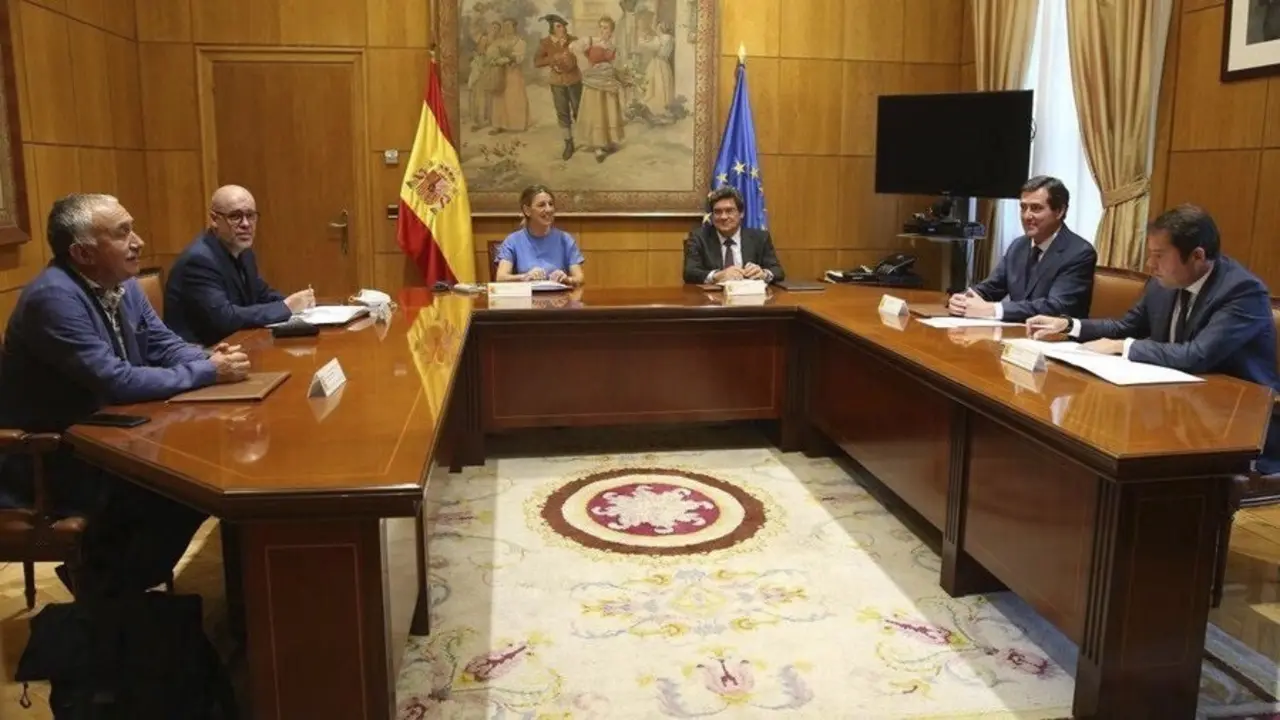 La ministra de Trabajo y Econom&iacute;a Social, Yolanda D&iacute;az, junto con el ministro de Inclusi&oacute;n, Seguridad Social y Migraciones, Jos&eacute; Luis Escriv&aacute;, y los agentes sociales.