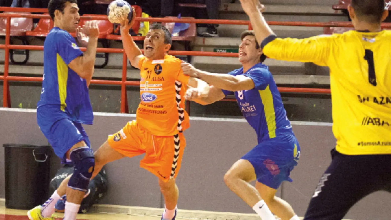 Genio Gonz&aacute;lez en un encuentro con el BM Torrelavega. / sa&uacute;l ceballos