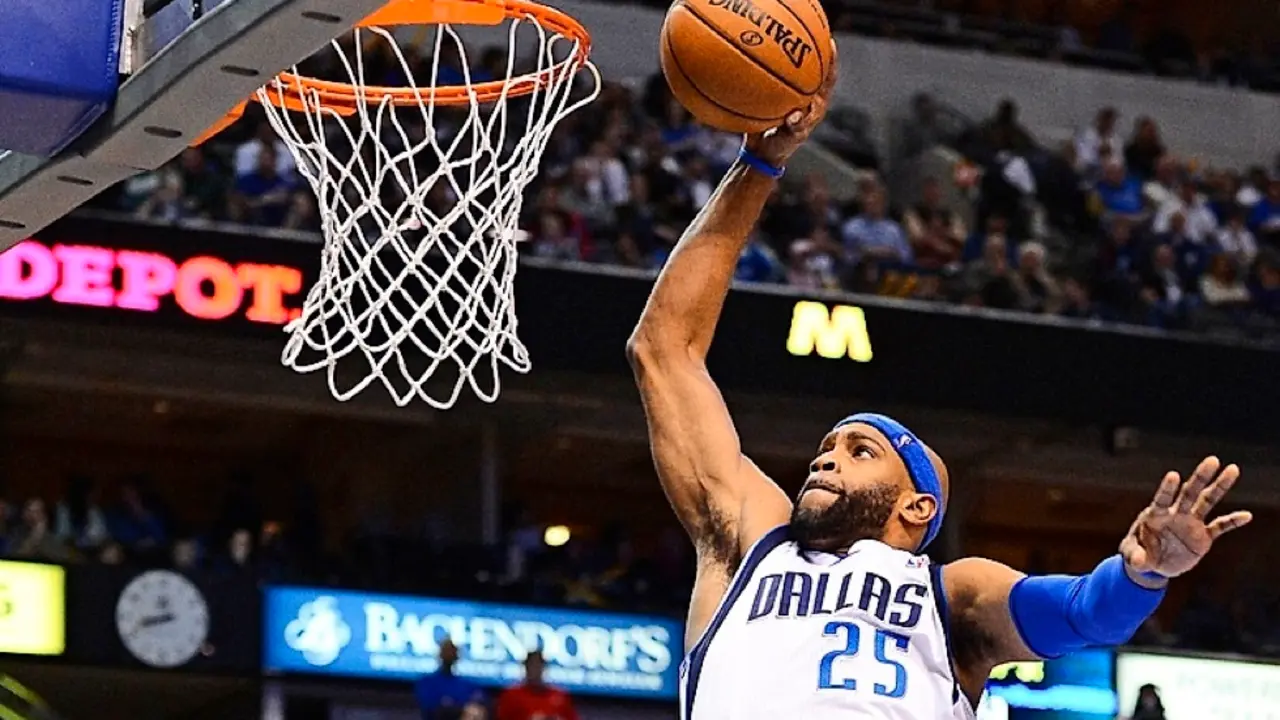 Vince Carter machacando el aro en una imagen de archivo. / EFE