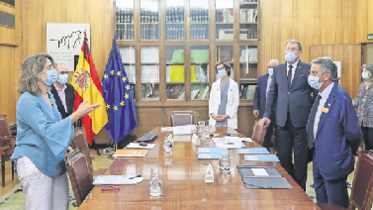 Revilla y los representantes de Solvay con la ministra Ribera. / ALERTA